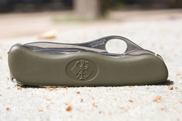 Нож Victorinox Military (0.8461.MW4DE) зеленый