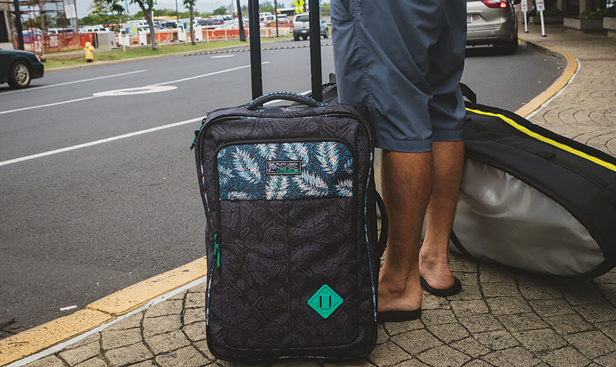 Сумка на колесах Dakine Carry on 42L black