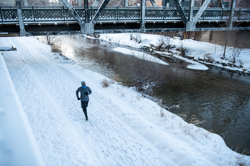 Одежда, разминка и крем. Как избежать травм и простуды, если хочется побегать зимой? Отвечают физиолог и легкоатлет